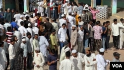 一大群选民在投票站排队等候投票 (美国之音/贾尚杰)