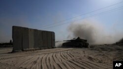 រថក្រោះរបស់​យោធាអ៊ីស្រាអែល​បើក​ដំណើរការ​នៅ​តំបន់ព្រំដែន​រវាងអ៊ីស្រាអែល​និង​តំបន់ហ្កាហ្សា នាថ្ងៃទី១២ ខែកក្កដា ឆ្នាំ២០២៤។ 