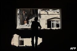 Warga Palestina memeriksa kerusakan di sekitar rumah keluarga Derby yang terkena pemboman Israel di distrik Tal al-Sultan Rafah di Jalur Gaza selatan pada 7 Mei 2024.