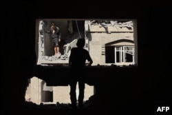 Warga Palestina memeriksa kerusakan di sekitar rumah keluarga Derby yang terkena pemboman Israel di distrik Tal al-Sultan Rafah di Jalur Gaza selatan pada 7 Mei 2024.