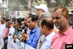 Aksi protes jurnalis Dainik Dinkal di Dhaka, 20 February 2023. (Munir uz zaman / AFP)