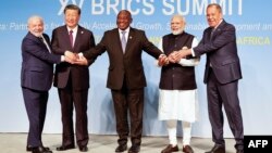 (G-D) Président Luiz I. Lula ya Brésil, Xi Jimping ya Chine, Cyril Ramaphosa ya Afrika ya Ngele, Ministre wa Yambo ya Inde Narendra Modi mpe ministre ya mambi ma Bapaya ya Russie Sergei Lavrov na Johannesburg, 23 sanza ya mwabe 2023.