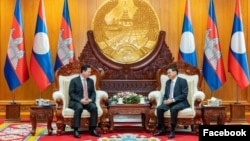 នាយករដ្ឋមន្ត្រី​កម្ពុជាលោក ហ៊ុន ម៉ាណែត និងប្រធានាធិបតីឡាវ​លោក Thongloun Sisoulith ជួបពិភាក្សាគ្នានៅរដ្ឋធានីវៀងចន្ទន៍ ប្រទេសឡាវ កាលពី​ថ្ងៃអង្គារ ទី២៦ ខែមីនា ឆ្នាំ២០២៤។ (Facbeook / Samdech Thipadei Hun Manet, Prime Minister of Cambodia)