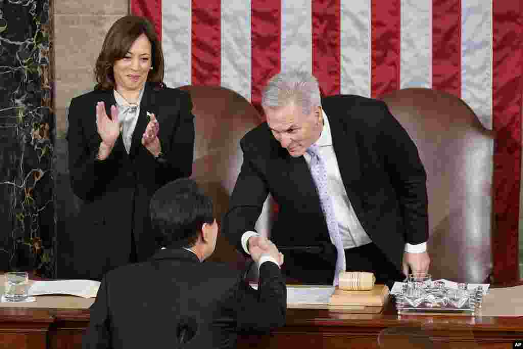 윤석열 한국 대통령이 27일 미 의회 상하원 합동회의에서 연설을 마친 후 뒷줄에 앉은 케빈 매카시 하원의장(오른쪽), 상원의장을 겸하는 카멀라 해리스 부통령과 악수하고 있다.