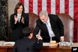 윤석열 한국 대통령이 27일 미 의회 상하원 합동회의에서 연설을 마친 후 뒷줄에 앉은 케빈 매카시 하원의장(오른쪽), 상원의장을 겸하는 카멀라 해리스 부통령과 악수하고 있다.