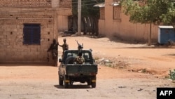 Militer Sudan berdiri di dekat sebuah bangunan di Khartoum pada 25 Mei 2023. 