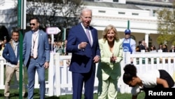 Predsednik Džo Bajden i prava dama Džil učestvuju u uskršnjoj potrazi za jajima u Beloj kući, 10. aprila 2023.