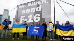 资料照片：支持乌克兰的示威者在华沙呼吁美国总统拜登向乌克兰提供F-16战机。(2023年2月22日)