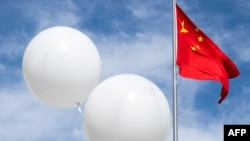 중국 정찰 풍선에 항의하는 한 활동가가 띄운 풍선들이 미국 워싱턴 D.C. 주재 중국대사관 앞에 떠 있다. (자료사진)