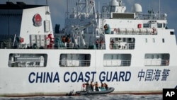 2023年4月23日，一艘中国海警船在南中国海有争议海域拦截菲律宾的海岸警卫队巡逻船，中国船员下到一艘马达船监视菲律宾海警船。