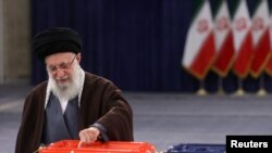 아야톨라 알리 하메네이 이란 최고지도자가 1일 테헤란에서 투표하고 있다.