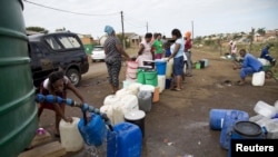 FILE - Warga mengantri untuk mengambil air dari tangki setelah pasokan air ke rumah-rumah terputus akibat kekeringan di KwaMsane, timur laut Durban, Afrika Selatan, 20 Januari 2016. (REUTERS/Rogan Ward)