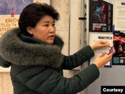 탈북여성단체인 '통일맘연합회' 김정아 대표가 유엔 인권이사회가 열리는 스위스 제네바에서 탈북 여성들의 강제 북송 중단을 촉구하는 캠페인을 진행하고 있다. 사진 = 김정아 대표 제공. (자료사진)