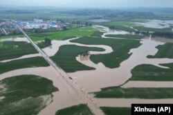 中国吉林省舒兰被洪水淹没的道路和农田。（2023年8月4日）