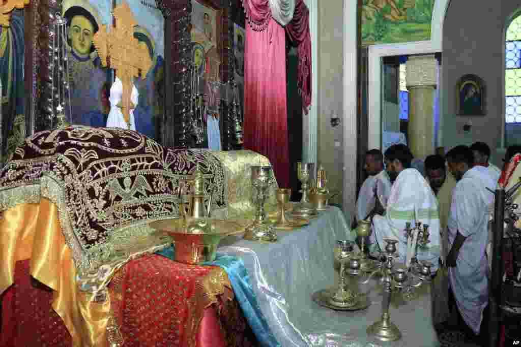 በኢትዮጵያ ኦርቶዶክስ ተዋህዶ ቤተክርስቲያን ክርስትና እምነት ተከታዮች የትንሳኤ ዋዜማ የሻማ ማብራት ስነ ስርዓት ሲያካሂዱ፤ አዲስ አበባ፣ ኢትዮጵያ 