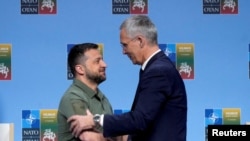 볼로디미르 젤렌스키(왼쪽) 우크라이나 대통령과 옌스 스톨텐베르그 북대서양조약기구(NATO·나토) 사무총장이 지난달 12일 리투아니아 빌뉴스 나토 정상회의 현장에서 회동하고 있다. (자료사진)