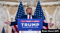 Mantan Presiden AS Donald Trump berbicara dari kediamannya di Mar-a-Lago, Florida, pada 4 April 2023. (Foto: AP/Evan Vucci)