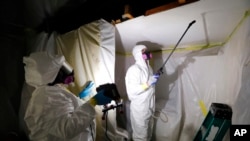 资料照片：工作人员在密歇根州的霍维尔进行石棉消除工作。(2017年10月18日) 