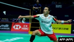 Jonatan Christie mengembalikan shuttlecock ke arah pebulu tangkis Thailand, Saran Jamsri, dalam laga tunggal putra babak penyisihan grup turnamen Thomas dan Uber Cup di Chengdu, China, Senin, 29 April 2024. (Foto: AFP)