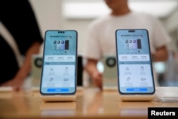 รายละเอียดราคาโทรศัพท์สมาร์ทโฟน Mate 60 Pro ที่ร้านหัวเหว่ย นครเซี่ยงไฮ้ ประเทศจีน เมื่อวันที่ 8 ก.ย. 2023. (REUTERS/Aly Song)