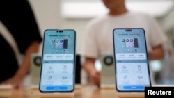 上海华为专卖店展示的Mate 60 Pro手机。（2023年9月8日）