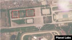 북한 열병식 훈련장을 촬영한 14일 자 위성사진. 훈련장 북서쪽 공터에 차량 여러 대가 주차된 모습(사각형 안)이 보인다. 사진=Planet Labs