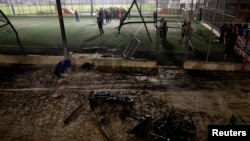 지난 27일 레바논 내 이슬람 무장조직 헤즈볼라가 이스라엘 간 접경 지역인 골란고원에 로켓 공격을 가해 마즈달 샴스 마을 축구장 한 면이 무너져 내렸다.