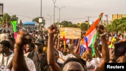 Para pendukung junta Nigerberdemo di depan pangkalan tentara Prancis di Niamey, Niger, pada 11 Agustus 2023. (Foto: Reuters/Mahamadou Hamidou)
