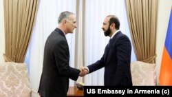 ԱՄՆ պետքարտուղարության Կովկասյան բանակցությունների հարցերով ավագ խորհրդական Լուիս Բոնոն հանդիպումը ՀՀ արտգործնախարար Արարատ Միրզոյանի հետ