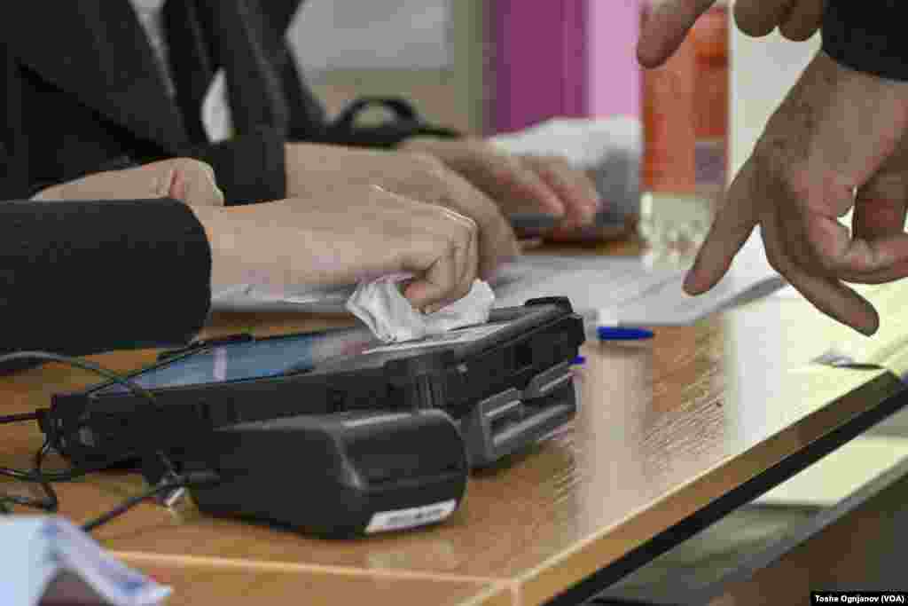 Македонските граѓани излегоа на гласање, на располагање имаат две гласачки кутии: За претседател и за пратеници во Македонското собрание.