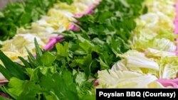 ຜັກສົດ, ໃໝ່ ແລະ ກອບ ຈາກສວນຢູ່ໃນທ້ອງຖິ່ນ ມີບໍລິການທຸກໆມື້.​ (ຮ້ານຊີ້ນດາດ ໂປ້ຍຊຽນ/Poysian BBQ Restaurant).