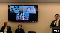 美国共和党联邦参议员丹·沙利文(电视屏幕下方打红色领带者）通过视讯参加华盛顿智库全球台湾研究中心座谈会。(2023年12月13日，美国之音锺辰芳拍摄）