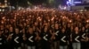 Ribuan orang mengikuti pawai obor di Yerevan, Ibu Kota Armenia, Minggu, 23 April 2023, untuk memperingati 1,5 juta orang Armenia yang dibunuh pada masa Kekhalifahan Utsmaniyah Turki lebih dari satu abad lalu. (Foto: Hayk Baghdasaryan/Photolure via AP)