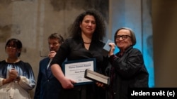 Leyla Mustafayeva Abzas Medianın həbs edilən jurnalistləri adından mükafatı qəbul edir 