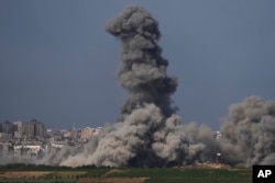 Asap mengepul setelah serangan udara Israel di Jalur Gaza, terlihat dari Israel selatan, 20 Oktober 2023. (Foto: AP)