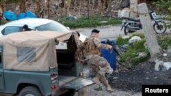 Vojnik libanske armije iskače iz vojnog vozila u Al Kulajahu, nakon izraelskog raketnog napada na južni Liban, 7. aprila 2023.