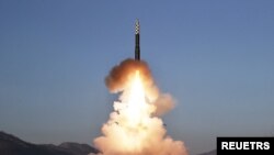 지난해 12월 북한이 시험 발사한 화성-18형 탄도미사일.
