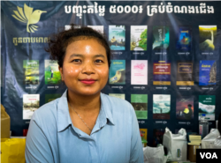 អ្នកស្រី សែត ហត្ថា អ្នកនិពន្ធដែលត្រូវបានគេស្គាល់តាមរយៈឈ្មោះ កូនចាបមាស ផ្តល់បទសម្ភាសន៍ឱ្យ​វីអូអេ នៅ​អំឡុងទិវា​ជាតិ​អំណាន​លើកទី ៨ នៅរាជធានីភ្នំពេញ កាលពីថ្ងៃទី ១០ ខែមីនា ឆ្នាំ ២០២៣។ (ស៊ឹម ចាន់សំណាង/វីអូអេ)