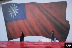 Gambar bendera Taiwan selama kampanye partai oposisi utama Kuomintang (KMT) menjelang pemilihan presiden, di New Taipei City pada 12 Januari 2024. (Foto: AFP)