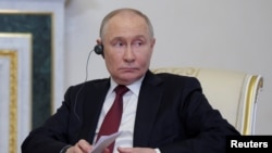 6일 블라디미르 푸틴 러시아 대통령이 러시아에서 열린 상트페테르부르크 국제경제포럼(SPIEF)에 참석해 지우마 호세프 신개발은행(NDB) 총재와 회의를 가졌다.