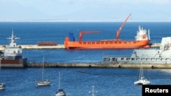 Sebuah kapal kargo berbendera Rusia "Lady R" berlabuh di Simon's Town Naval Base, di Cape Town, Afrika Selatan, pada 7 Desember 2022 (foto: dok). 