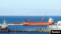 资料照片：悬挂俄罗斯旗帜的货轮“R夫人号”停靠在南非西蒙斯敦的海军基地。(2022年12月7日)
