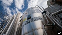 FILE - Unit penahanan karbon dioksida cair di luar gedung fabrikasi Glenwood Mason Supply Company, di Brooklyn, New York, 18 April 2023. (AP/John Minchillo, File)