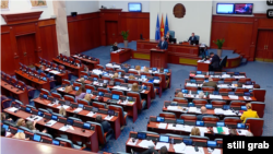 Професорката по економија, Јованка Дамоска - Секулоска, вели дека не може да се најде оправдување за ваквото зголемување на платите.