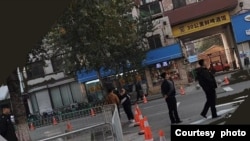 10月25日上午沈阳市和平区法院门前戒备森严，有很多警察和便衣 (李永生提供)