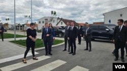 Aljbin Kurti, Nenad Rašić, Tomaš Sunjog i Kristen Stec obilaze Suvi Do (Foto: VOA)