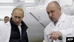 Presiden Rusia Vladimir Putin (kiri) bersama Yevgeny Prigozhin (foto: dok). 