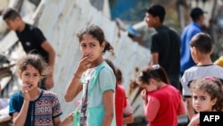 ภาพของเด็ก ๆ ชาวปาเลสไตน์ที่แสดงท่าทางตกใจต่อเศษซากของบ้านของครอบครัวหนึ่งที่ถูกถล่มในการโ๗มตีของอิสราเอลในช่วงคืนก่อนหน้าเข้าใส่ฉนวนกาซ่า เมื่อวันที่ 30 พ.ค. 2567