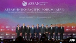 មេដឹកនាំប្រទេសមួយចំនួនដែលជាសមាជិកអាស៊ាននិង​នាយក​រដ្ឋមន្រ្តី​ទីម័រ​ខាងកើត​លោក Xanana Gusmaoនៅក្នុងពិធីបើក​វេទិកា​អាស៊ាន-ឥណ្ឌូប៉ាស៊ីហ្វិក (AIPF) ដែល​ជាផ្នែកមួយនៃកិច្ចប្រជុំកំពូលអាស៊ានលើកទី៤៣ នៅទីក្រុង​ហ្សាការតា ប្រទេស​ឥណ្ឌូណេស៊ី នៅថ្ងៃទី៥ ខែកញ្ញា ឆ្នាំ២០២៣។