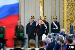 Presiden Rusia Vladimir Putin (tengah) melambaikan tangannya seusai upacara pelantikannya di Kremlin, Moskow, Rusia 7 Mei 2024. (Maxim Shemetov / POOL / AFP)